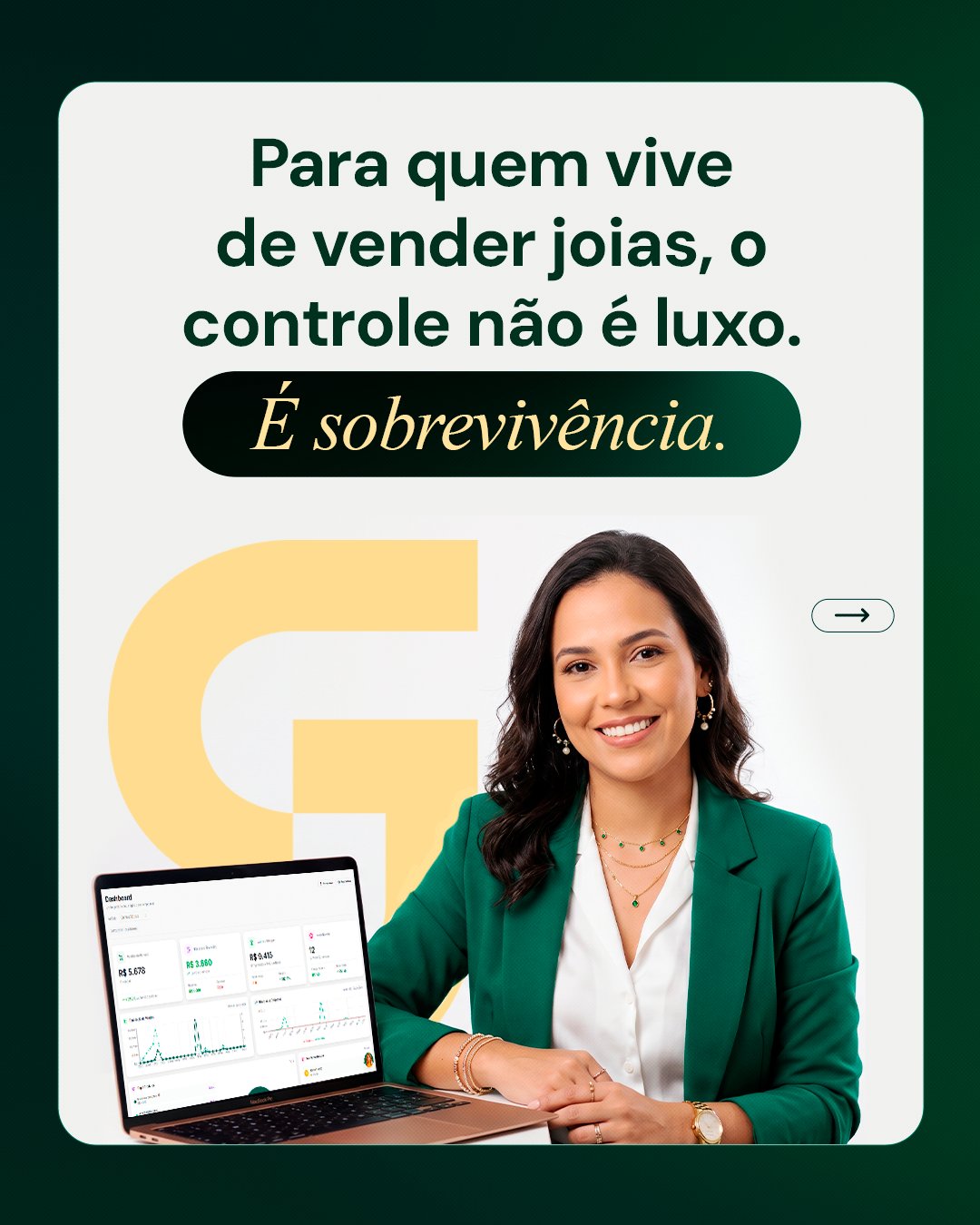 Empreendedora gerenciando sua loja de joias com o Gestão Joias